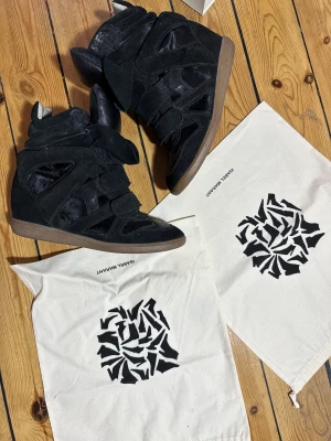 Isabel Marant skor (päls) - Säljer ett par Isabel Marant skor då de har blivit för små. Ny pris var cirka 5000. (Kvitto, dustbags samt orginala boxen ingår) Dom är i relativt bra skick men lite smutsiga (kan tvätta). Även storlek 40