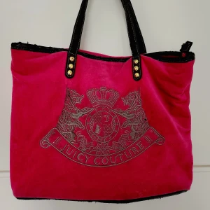 Juicy couture väska  - Säljer en stor juicy couture väska från tidigt 2000-tal. Den har stort utrymme och många små bra fack. Dock lilte sliten på handtagen. 🩷💗✨️💋