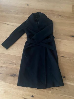 Kappa - Säljer nu denna väldigt fina kappa från Vero Moda. Köpt här på Plick för ca 1 månad sedan.Väldigt fint skick!