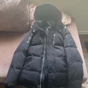 Moose knuckles jacka - Säljer min moose knockles jacka eftersom den har blivit för liten på köpt för 6000 kr bra skick väldigt varm och bra för andvänding i vinter ingen päls på luvan, säljs för 2800 byten går att diskuteras 