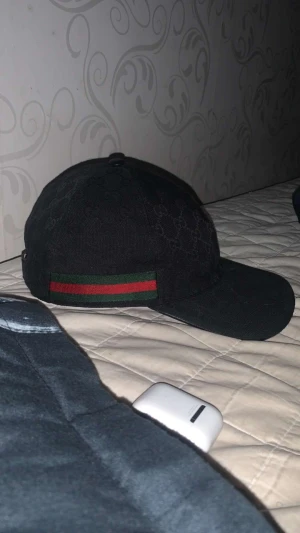 Gucci keps  - Gucci keps till salu inte använd så mycket.