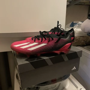 Adidas fotbollsskor - Säljer dessa adidas fotbollsskor pga för små. De är helt nya använda nån gång.  För mer info kom pm. 