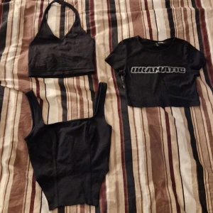 Kropp toppar  - Säljer dessa 3 svarta toppar i storlek Xs. Skriv om ni vill få fler bilder på hur dom ser ut när dom sitter på ❤️