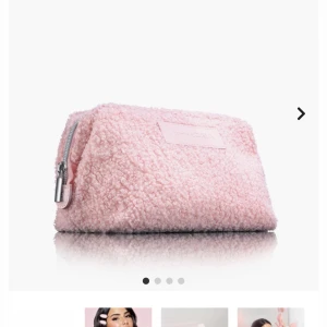 Necessär caia - Säljer denna necessären från caia då den inte kommer till användning. Finns inte att köpa längre på hemsidan 💕 Den har lite sminkfläckar inuti (se bild)