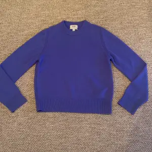Säljer min blå/lila COS tröja för att den inte kommer till användning längre 100% cashmire skriv privat för fler bilder💗