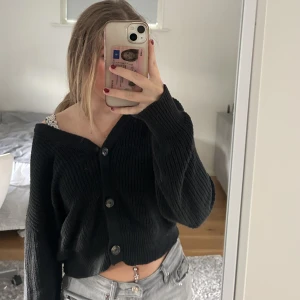 Cardigan svart - Säljer pga inte kommer till användning men snygg och knappt använd:)