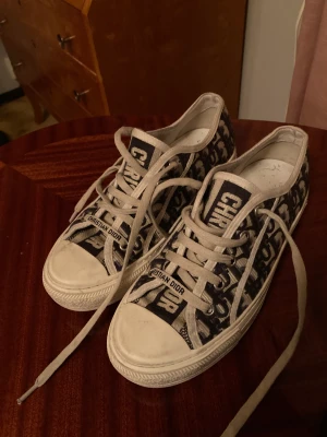Dior Sneakers - Walk'n'dior sneakers köpta för 1,5 år sedan storlek 38.  Fint skick! Kvitto finns!