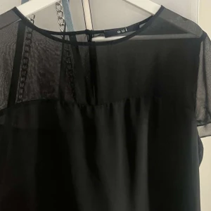 Blus  - Gullig blus köpt secondhand men märket är oui, vet ej storlek tyvärr. 💗