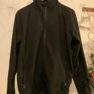 Svart fleece - Svart basic fleece som kan vara bra att ha inför hösten. Väldigt bra skick. Storlek M.