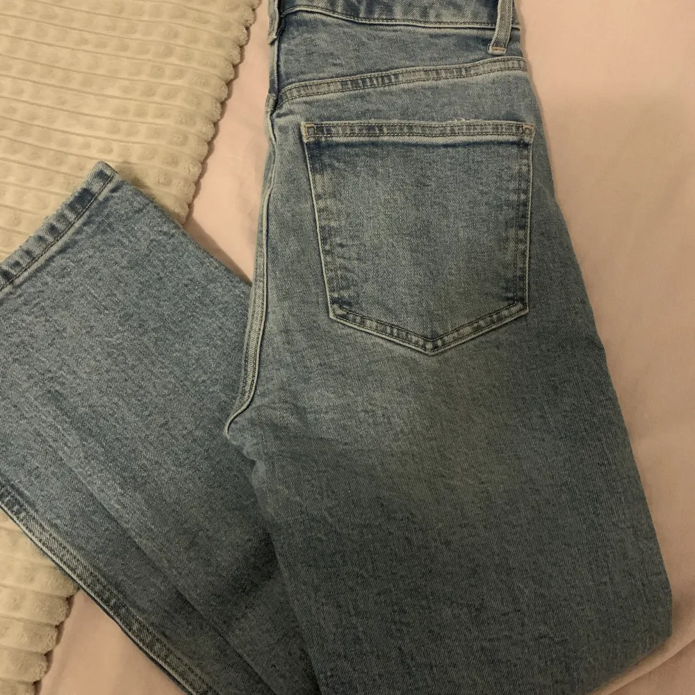 Helt nya jeans från zara endast testade, säljs pga fel storlek.. Jeans & Byxor.
