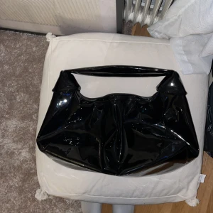 NELLY väska i vinyl material - (Säljer av lite grejer inför hösten!) En super fin vinyl/lack väska från nelly!