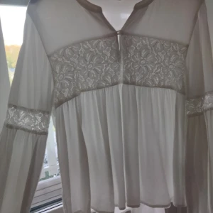 Vit Blus - En vit barnblus från KappAhl med bra kvalitet. 