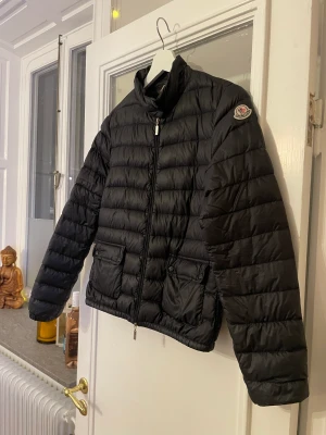 Moncler dunjacka - Moncler lätt dunjacka i väldigt gott skick övrigt, liten reva på baksidan som knappt syns (skriv för bild). Köpt på Bloomingdales i NY, pris i butik 9755kr.   Strl S  Hämtas på Östermalm, eller fraktas. 😊