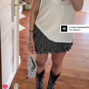 Glitter kjol - Säljder denna sååå fina glitter kjol som jag köpt här på plick tidigare men som inte passar längre! 