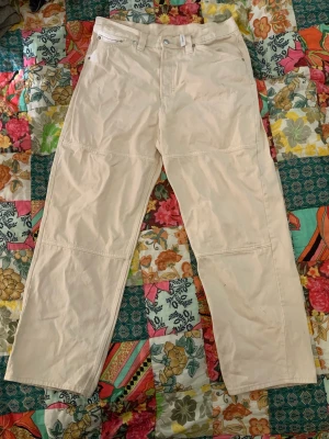 Vita Weekday Galaxy jeans - Säljer mina vita byxor av modell galaxy från Weekday. Finns spår av användning såsom vid hälarna, annars i fint skick.