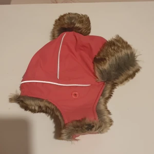 Polarn&Pyret vintermössa - Nyskick anvönd ett par ggr. Inga slitningar, reflexer, pälsluva, kardborreknäpp under hakan vind/slasktät. Pris 150kr 