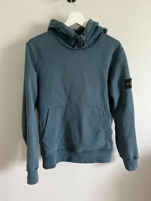 Stone island sweater - En Stone island hoodie i bra skick, använd ett fåtal. Enda nackdelen med den är att deh är ett jätte litet hål vid ärmen, skriv så kan jag skicka bild. Pris kan diskuteras vid snabb affär. Självklart äkta, kvitto finns!