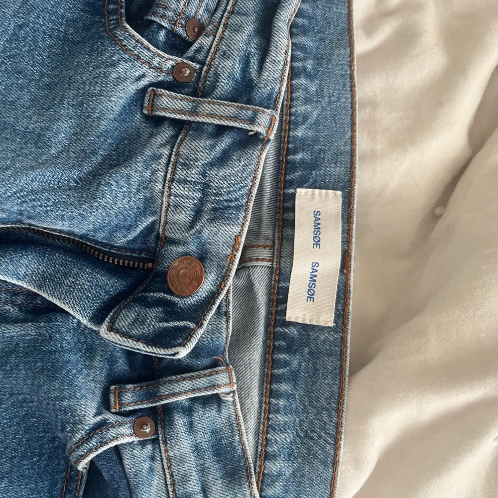 Världens snyggaste fit, går att ha midwaist och low waist. Passar mig som har 36/38 vanligtvis, pris kan diskuteras vid snabb affär 🥰nypris 1500. Jeans & Byxor.