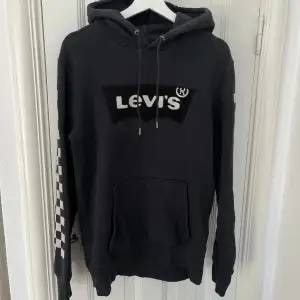 Svart hoodie från Levi’s men tryck. Storlek M.