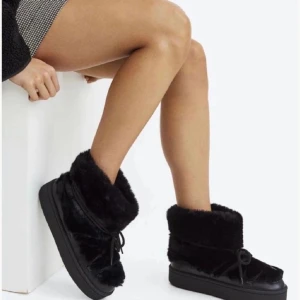 Inuikii  - Jättefina och varma inuikii liknande boots från H&M (slutsålda) och är i jättefint skick!! Perfekt till hösten nu!! (Skriv för egna bilder) har också klippt snörerna kortare då de va för långa 🩷🩷