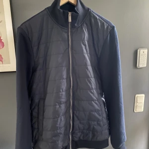 Bläck cardigan  - Jag säljer en snygg och trendig mörkblå Bläck cardigan då den har blivit för liten för mig. Inte använt så mycket och den är perfekt under höst och vår. Vid snabb affär så kan pris diskuteras👍