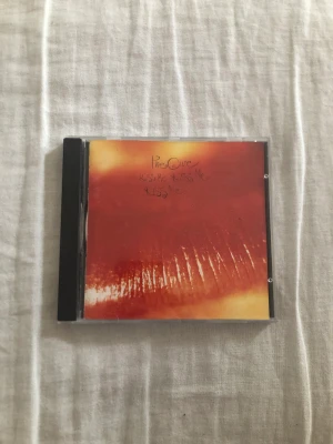 kiss me kiss me kiss me - the cure - begagnat fint skick. ⭐️  tar ej köp nu!!! betalning via swish i privat chatt. frakt tillkommer på 45kr ifall du ej kan mötas upp i östersund.