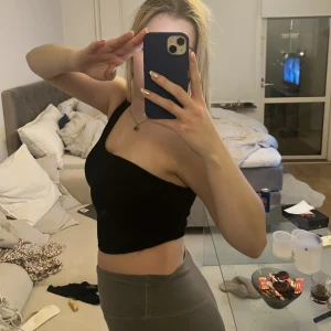 One shoulder topp - One shoulder topp från Pull&bear i scrunch material, se bild 2. Storlek S