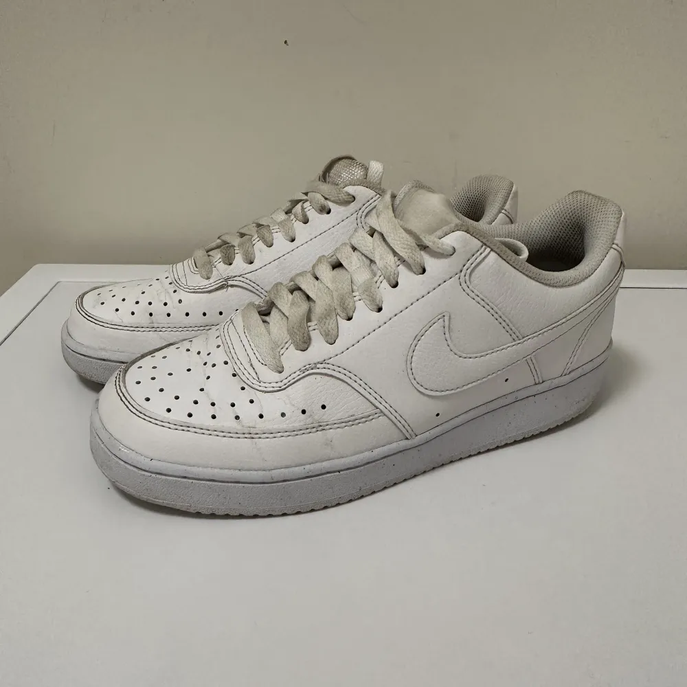 Nike skor i fint skick, storlek 39. (Skulle behöva nya snören) Säljer då dom va lite för stora på mig 💕. Skor.