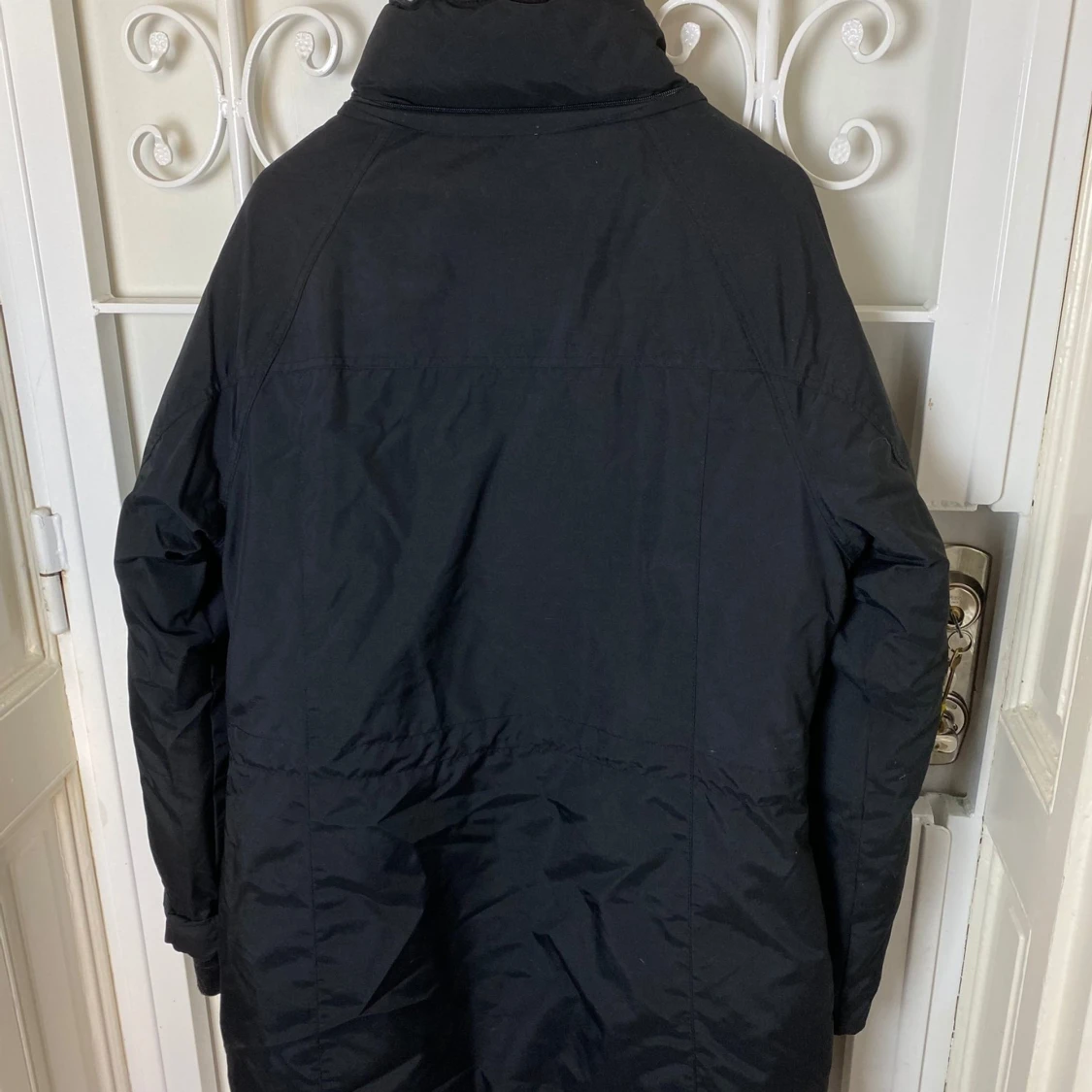 Svart stilren dunjacka - 91