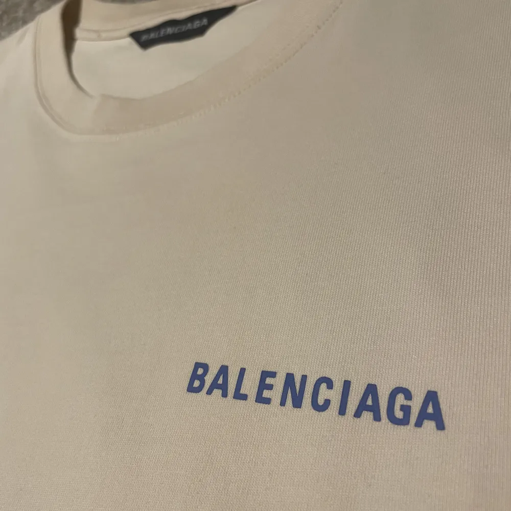 Säljer tshirt får Balenciaga i bra skick (9/10). Den är sparsamt använd och är såklart äkta. Storlek XS som sitter som en oversized M. Ny pris ligger runt 6000 hos Farfetch. Tags och påse finns! Har ni frågor eller prisförslag är de bara och höra av sig!. T-shirts.