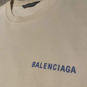 Säljer tshirt får Balenciaga i bra skick (9/10). Den är sparsamt använd och är såklart äkta. Storlek XS som sitter som en oversized M. Ny pris ligger runt 6000 hos Farfetch. Tags och påse finns! Har ni frågor eller prisförslag är de bara och höra av sig!