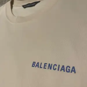 Säljer tshirt får Balenciaga i bra skick (9/10). Den är sparsamt använd och är såklart äkta. Storlek XS som sitter som en oversized M. Ny pris ligger runt 6000 hos Farfetch. Tags och påse finns! Har ni frågor eller prisförslag är de bara och höra av sig!