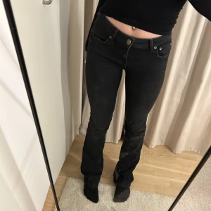 Zara jeans  - Lågmidjade bootcut jeans från zara. Använd fåtal gånger. Storlek 34. Jag är 164 cm lång. Nypris 399kr. 💓