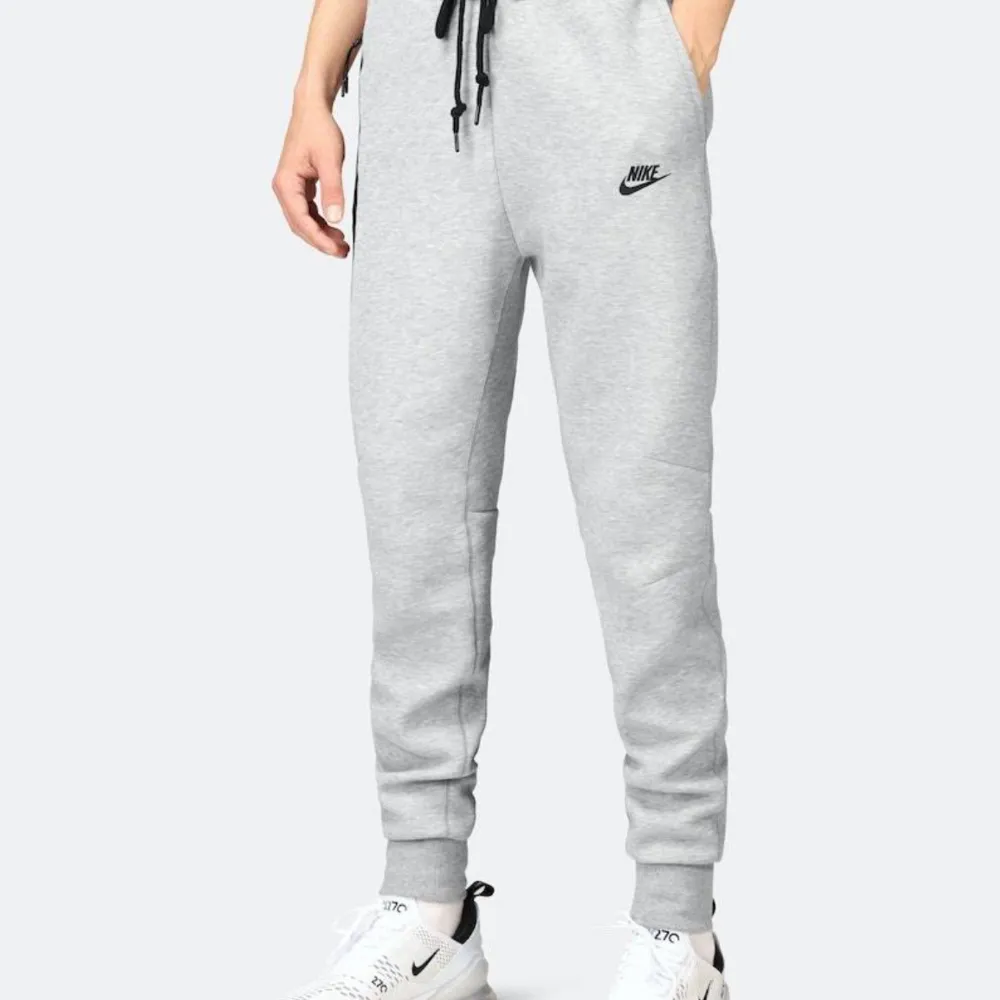 Grå tech fleece byxor, bra skick. Jeans & Byxor.