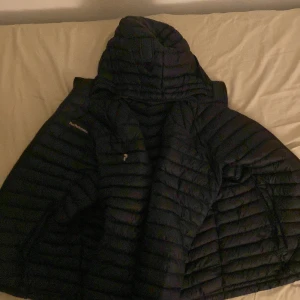 Peakpeformance - formance jacka i färger svart/blå är i bra skick och har inte används mycket  Storlek 170  Möts i Stockholm, bättre pris vid snabb affär