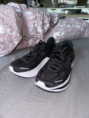 Saucony skor - Helt oanvända köptes för 1189kr  Priset kan diskuteras vid snabb affär! Finns i Sthlm kan mötas elr frakta