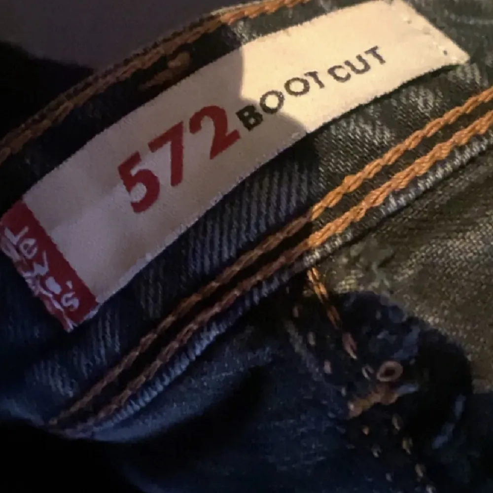 Jätte fina lågmidjade jeans från Levi’s 😍säljer dom pga att dom inte kommer till användning tyvärr. Bara använda ett få tal gånger och är i super bra skick❤️. Jeans & Byxor.