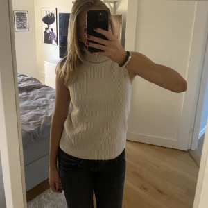 Stickad poloväst  - Poloväst från zara💕 fint skick!