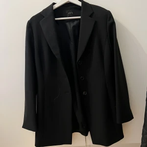 Kavaj - Snygg svart kavaj  Märke- Ril’s