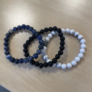 Pärlarmband  - Säljer pärlarmband-storlek onesize-Nypris 99kr styck-mitt pris 135kr för alla tre-hör av er vid minsta fundering, fler bilder mm.!