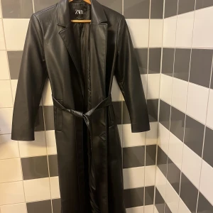 Skinnkappa Zara, L  - Kappa i skinnimitation från Zara  Storlek L men liten i storleken, lite oversized för mig som normalt har S/M.  Sparsamt använd 