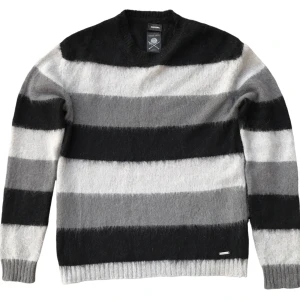 Stickad Diesel Tröja Mohair - En superfin stickad tröja från Diesel. Den är gjord i mohair och är i väldigt bra skick! Ställ gärna frågor!😊