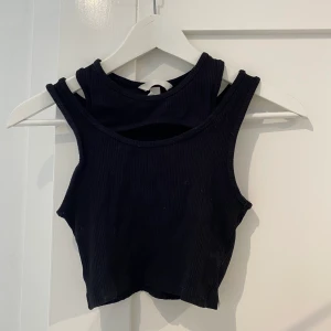 Svart topp H&M - Säljer denna toppen från H&M, storlek M men skulle säga mer som en S! 💞