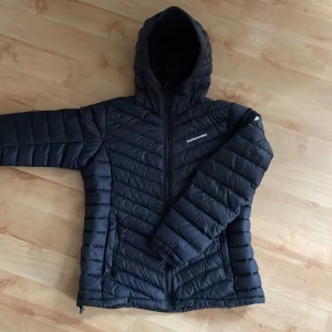 Jacka - Jättefin peak jacka! Jackan är i nyskick förutom ett jätte litet märke på höger sida vid fickan som ni kan se på sista bilden. skriv för fler bilder 🥰( pris kan diskuteras )