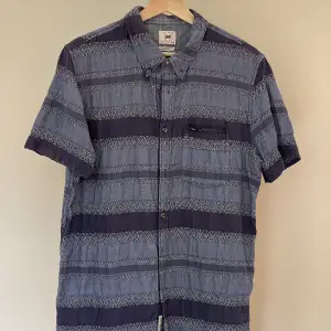 Blåmönstrad skjorta i 100% bomull, ungefärlig storlek M. 