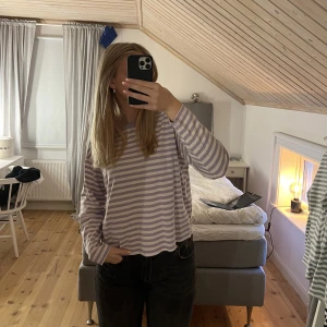 Randig tröja  - Lila och vitrandig tröja från monki💜 har två tröjor till i samma modell men i andra färger och storlekar på min sida ifall intresserad💜💜