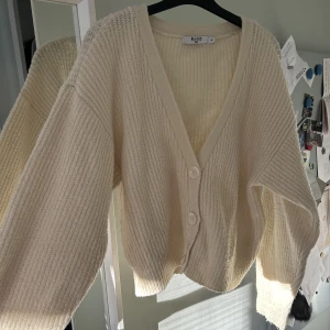 Stickad kofta - Gul stickad kofta, skönt material