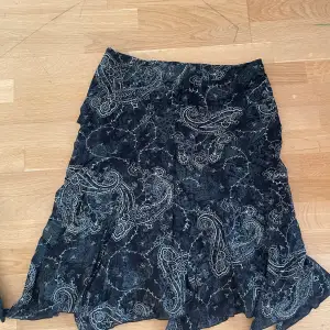 Jättevacker kjol med snygga mönster. Storlek 40 från capuccini 