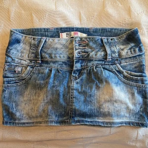 Jeans kjol  - Bra skick, köpte begagnat, aldrig använt själv, inga fläckar, ganska kort 