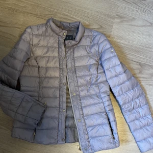 Beige dunjacka - Beige tunnare dunjacka med gulddetaljer, väldigt fint skick, storlek 36